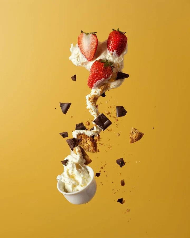 Postre de frutas y chocolate suspendido en el aire