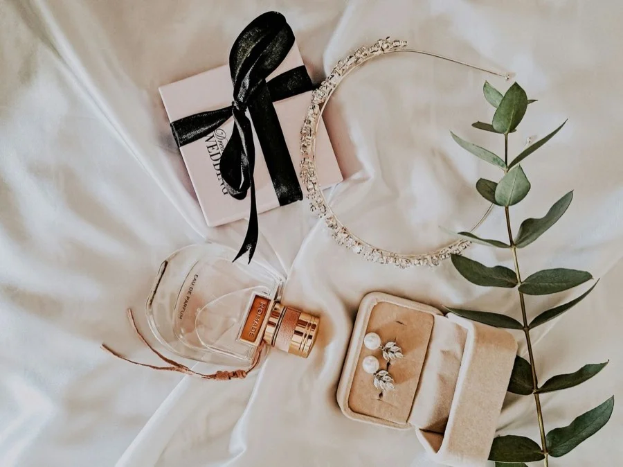 Estuche de perfumería con lazo y hojas de eucalipto