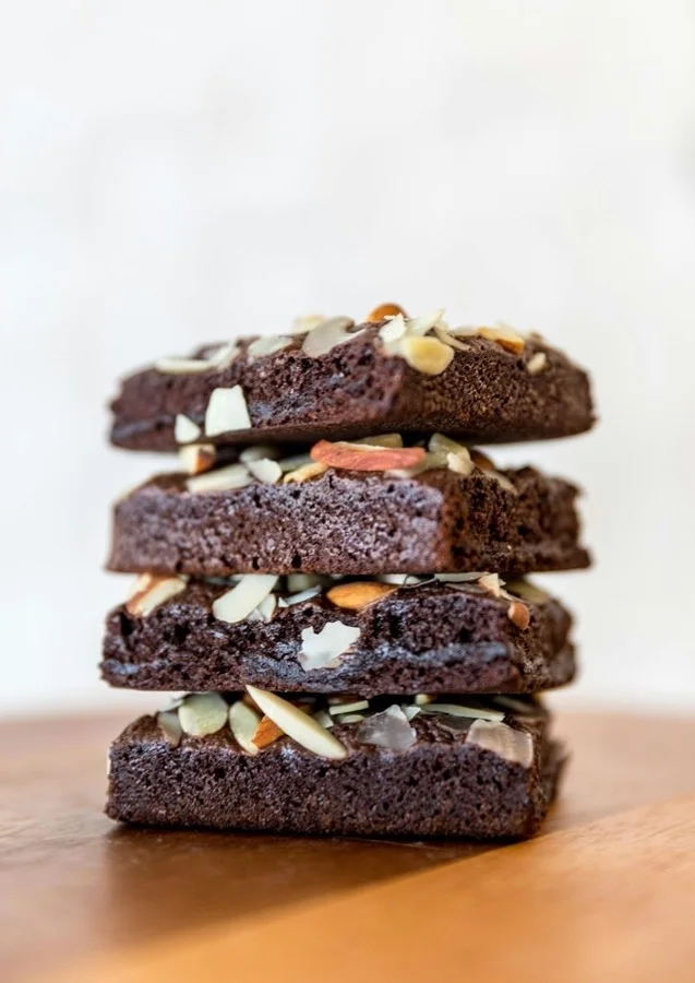 Porciones de postre de chocolate apiladas