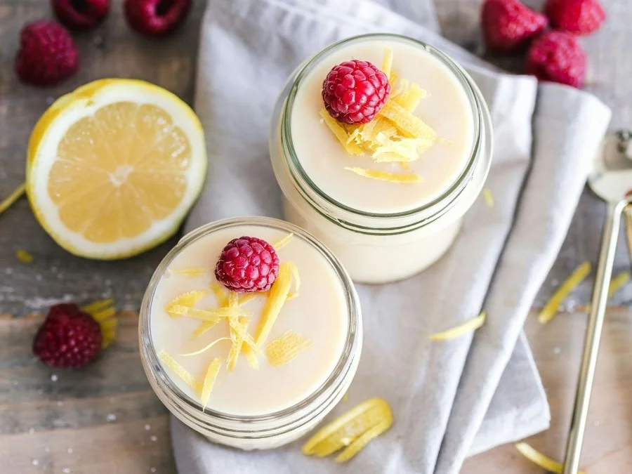 Postres lácteos con limón y frambuesas